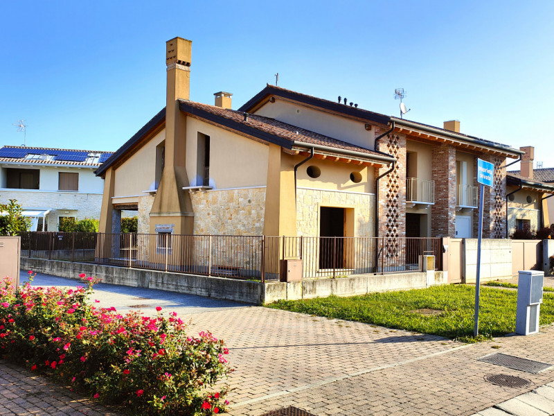 Villa Bifamiliare in Vendita a Montegrotto Terme