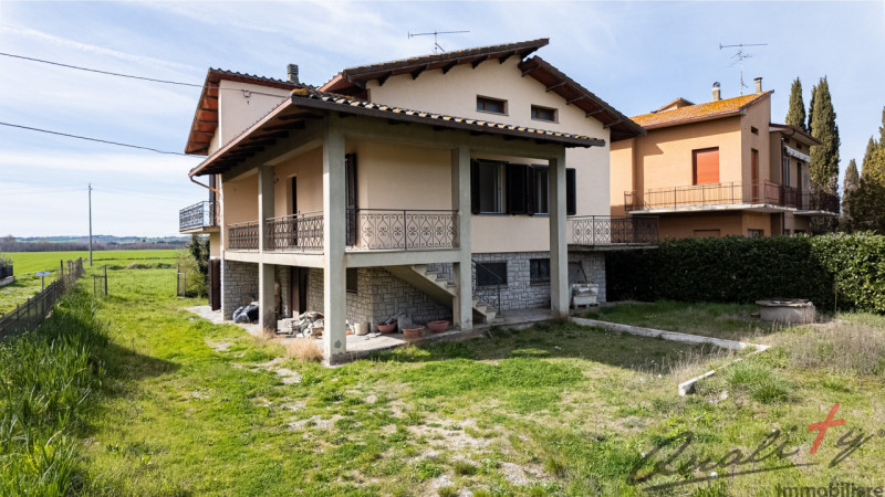 Villa in vendita a Castiglione del Lago, 4 locali, zona hie, prezzo € 190.000 | PortaleAgenzieImmobiliari.it