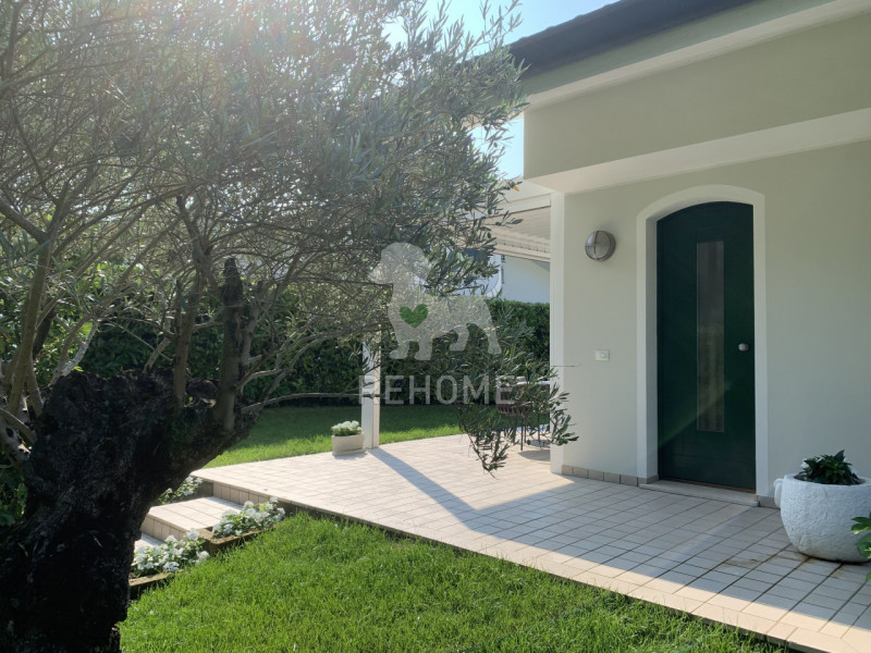 Villa in vendita a Lignano Sabbiadoro, 9 locali, zona ano Pineta, prezzo € 850.000 | PortaleAgenzieImmobiliari.it