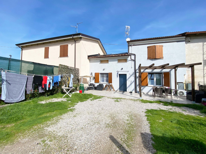 Villa a Schiera in vendita a San Felice sul Panaro, 4 locali, zona gnane, prezzo € 130.000 | PortaleAgenzieImmobiliari.it