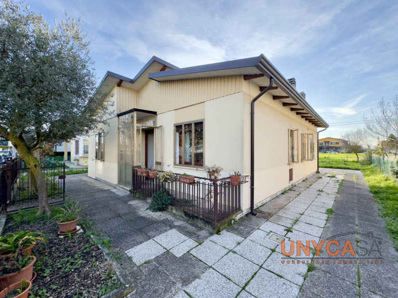 Villa in vendita a Selvazzano Dentro, 4 locali, zona lle, prezzo € 215.000 | PortaleAgenzieImmobiliari.it