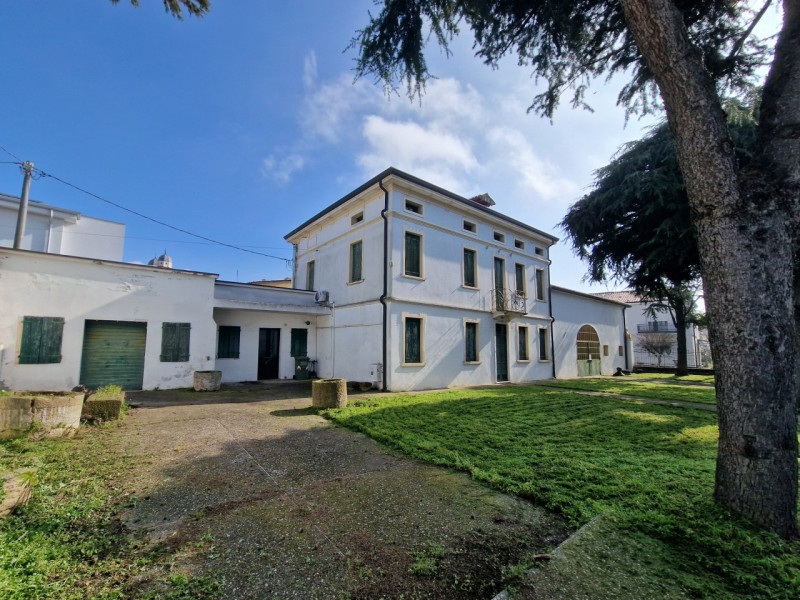 Villa in vendita a Este, 7 locali, zona Località: Este, prezzo € 230.000 | PortaleAgenzieImmobiliari.it