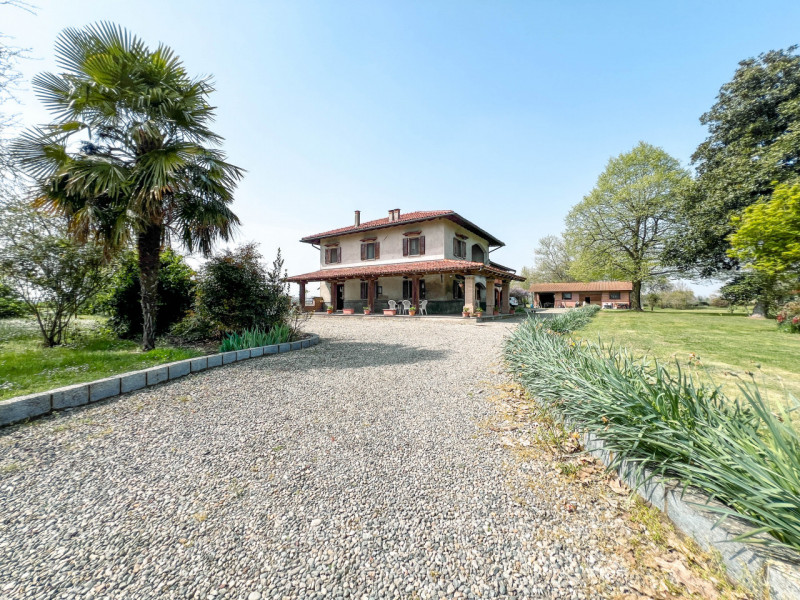 Villa in vendita a Recetto, 8 locali, zona Località: Recetto, prezzo € 490.000 | PortaleAgenzieImmobiliari.it