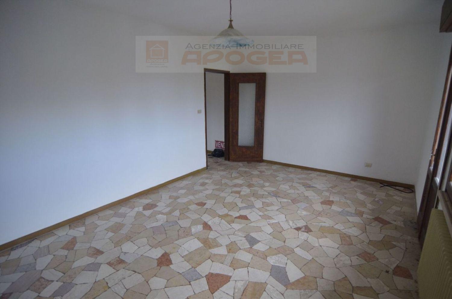 Appartamento in vendita a Stienta, 5 locali, prezzo € 50.000 | CambioCasa.it