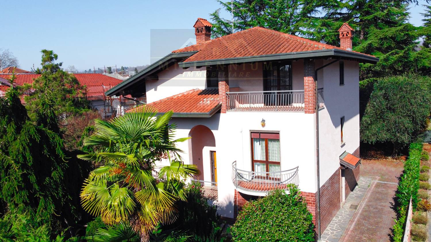 Villa in vendita a Arona, 9 locali, prezzo € 950.000 | PortaleAgenzieImmobiliari.it