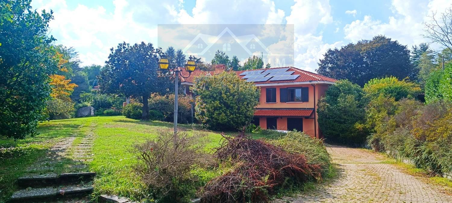 Villa in vendita a Oleggio Castello, 7 locali, prezzo € 590.000 | CambioCasa.it