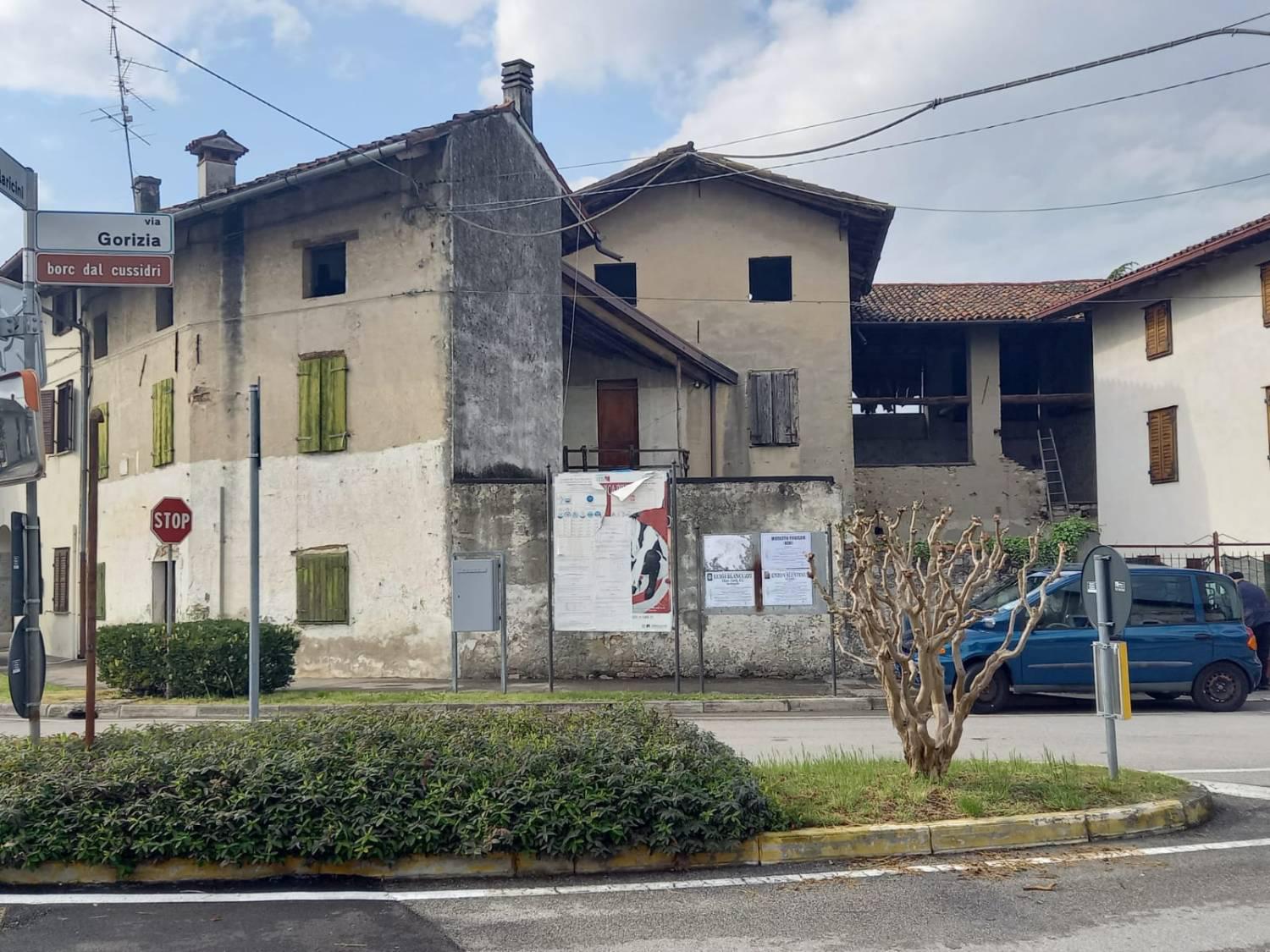Rustico / Casale in vendita a Romans d'Isonzo, 10 locali, zona Zona: Versa, prezzo € 25.000 | CambioCasa.it