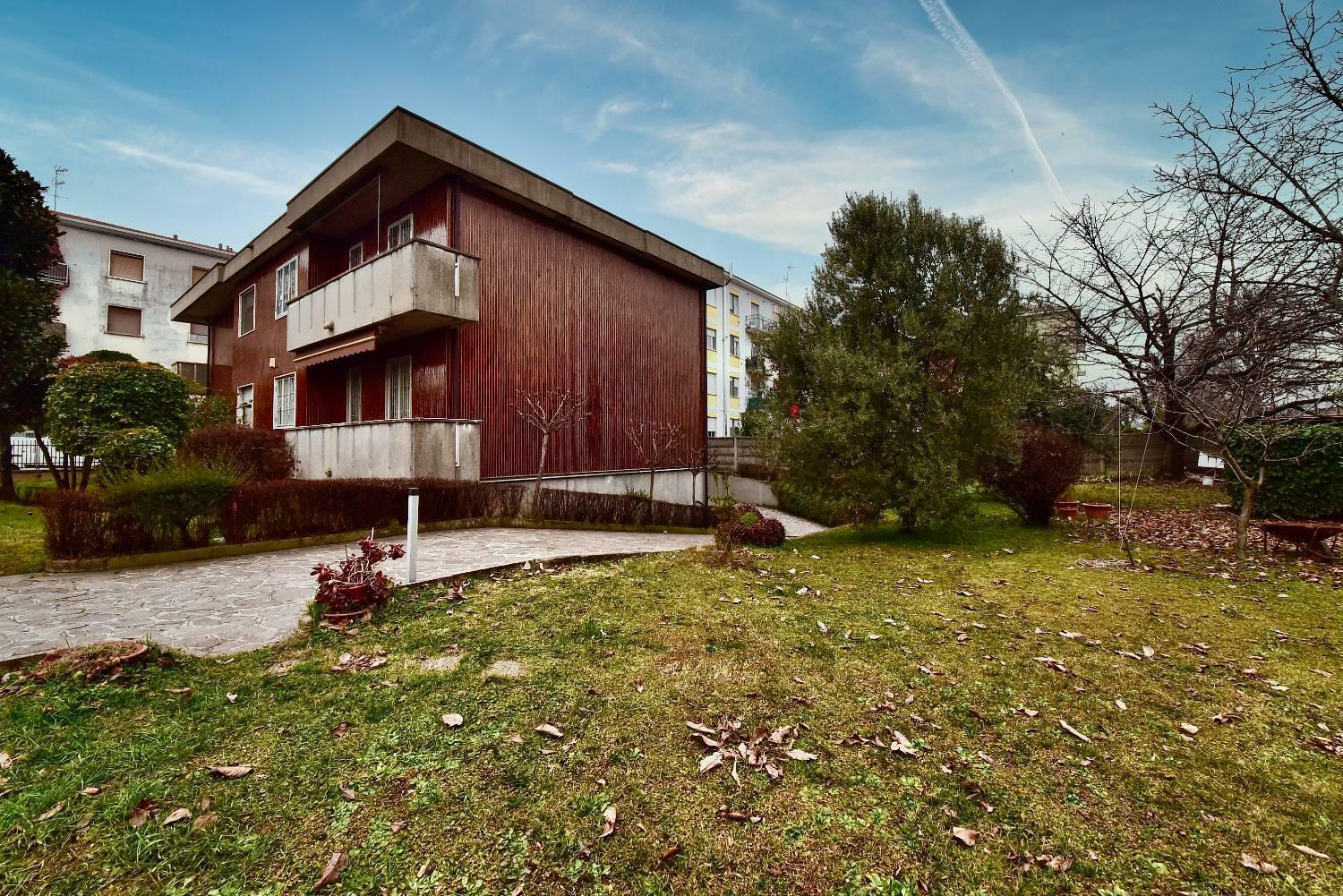 Appartamento in vendita a Bollate, 4 locali, zona ina Nuova, prezzo € 180.000 | PortaleAgenzieImmobiliari.it