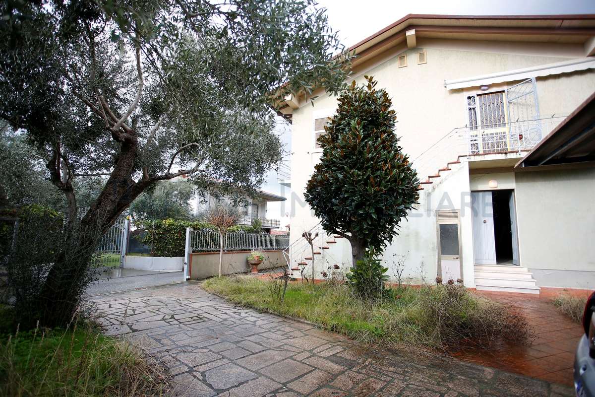 Appartamento in vendita a Montignoso, 7 locali, prezzo € 369.000 | PortaleAgenzieImmobiliari.it