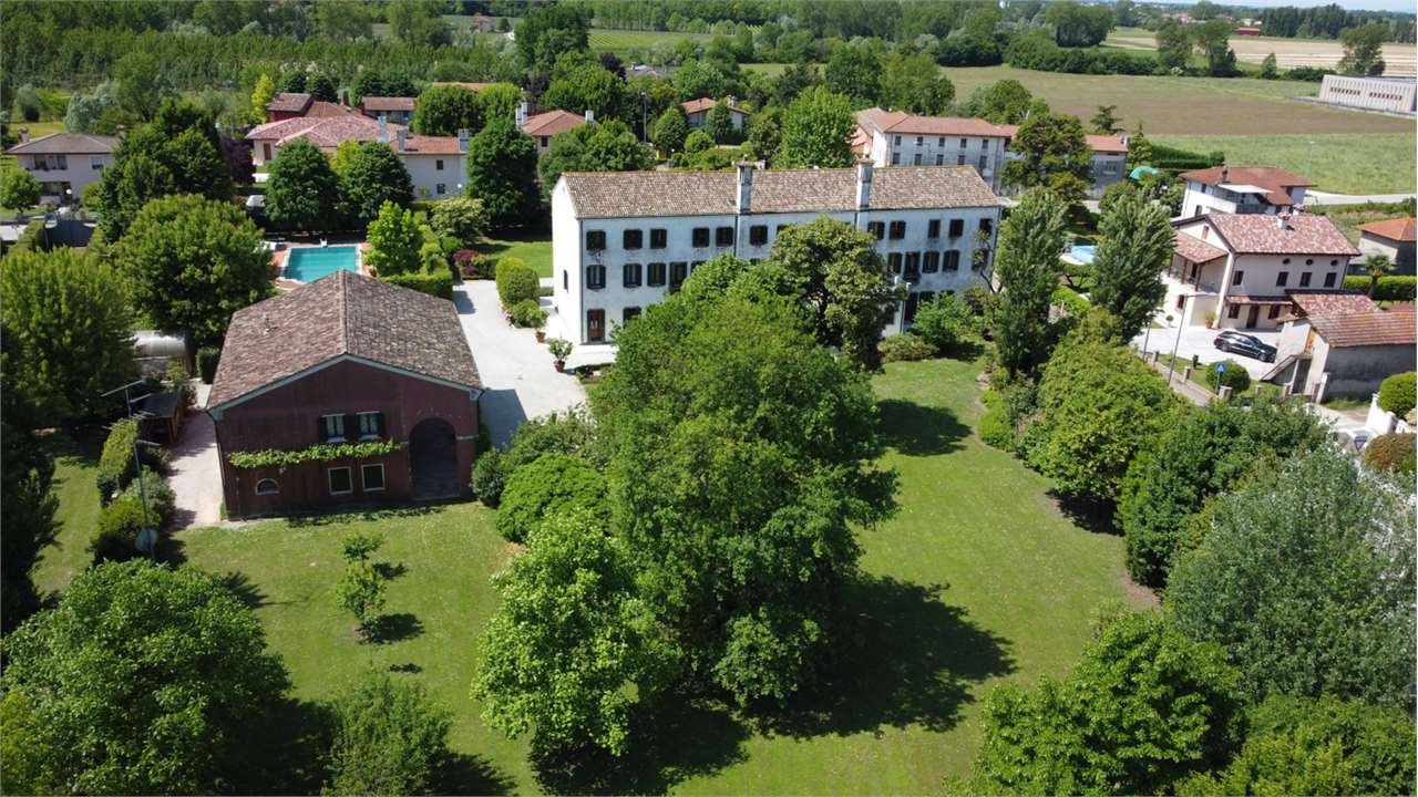 Villa in vendita a Pasiano di Pordenone, 32 locali, zona nello, Trattative riservate | PortaleAgenzieImmobiliari.it