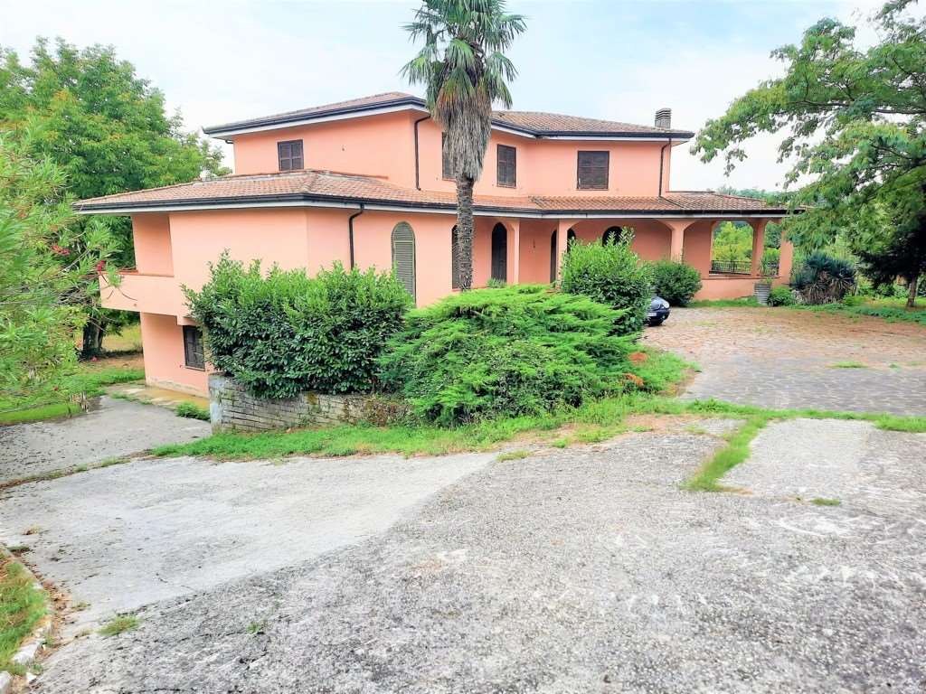 Villa in vendita a Monte San Giovanni Campano, 15 locali, Trattative riservate | PortaleAgenzieImmobiliari.it