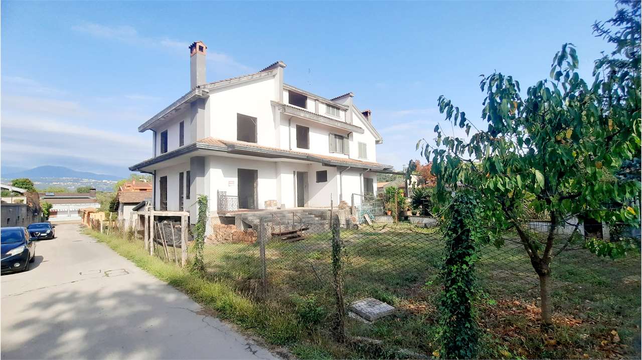 Villa in vendita a Frosinone, 10 locali, prezzo € 150.000 | PortaleAgenzieImmobiliari.it