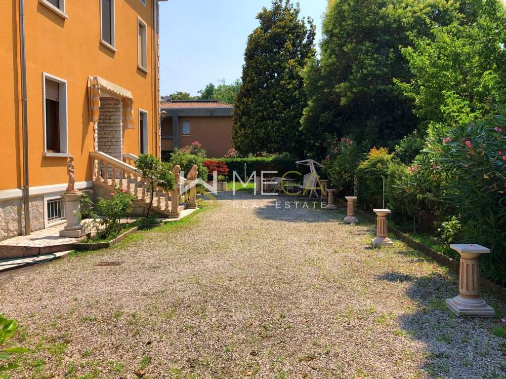 Villa in vendita a Desenzano del Garda, 6 locali, prezzo € 890.000 | PortaleAgenzieImmobiliari.it