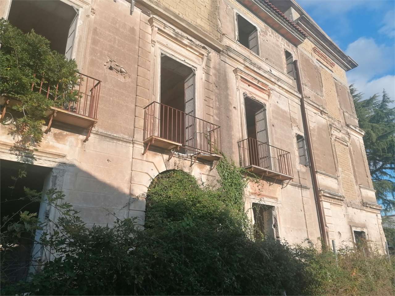 Palazzo / Stabile in Vendita a Sparanise