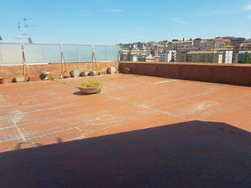 Appartamento in vendita a Ancona, 6 locali, zona centro, prezzo € 165.000 | PortaleAgenzieImmobiliari.it