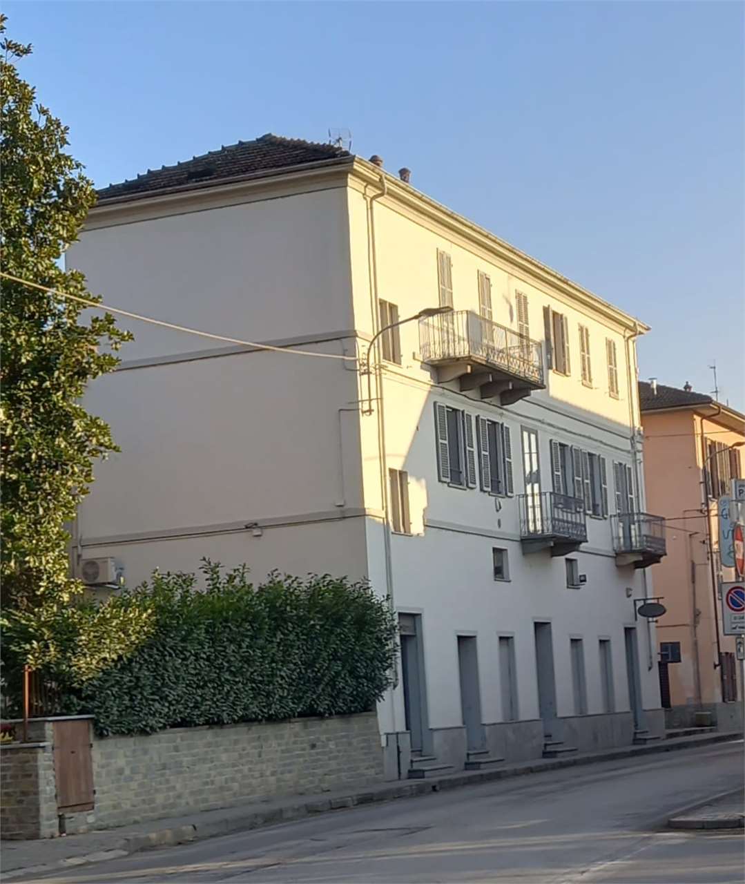 Palazzo / Stabile in vendita a Monchiero, 15 locali, Trattative riservate | PortaleAgenzieImmobiliari.it
