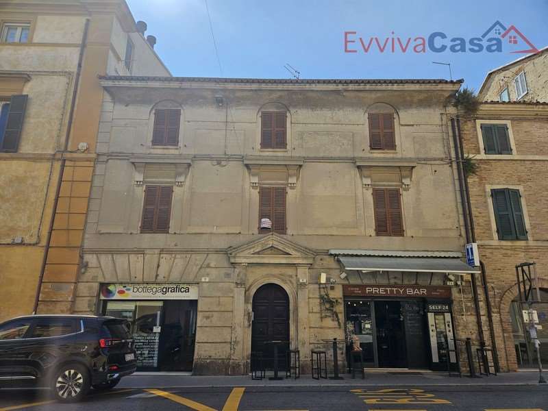 Palazzo / Stabile in vendita a Loreto, 10 locali, prezzo € 295.000 | CambioCasa.it
