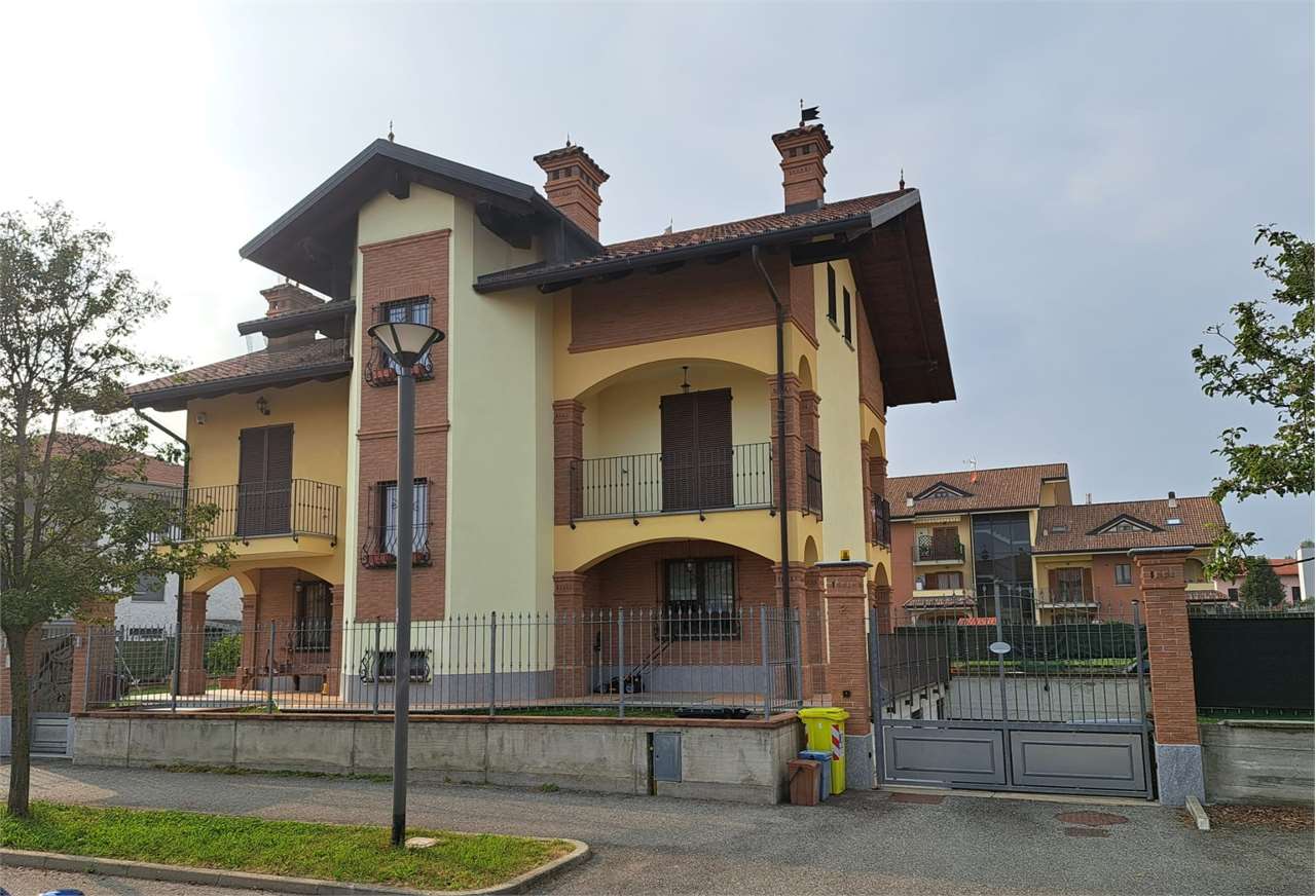 Villa in vendita a Ciriè, 8 locali, Trattative riservate | CambioCasa.it