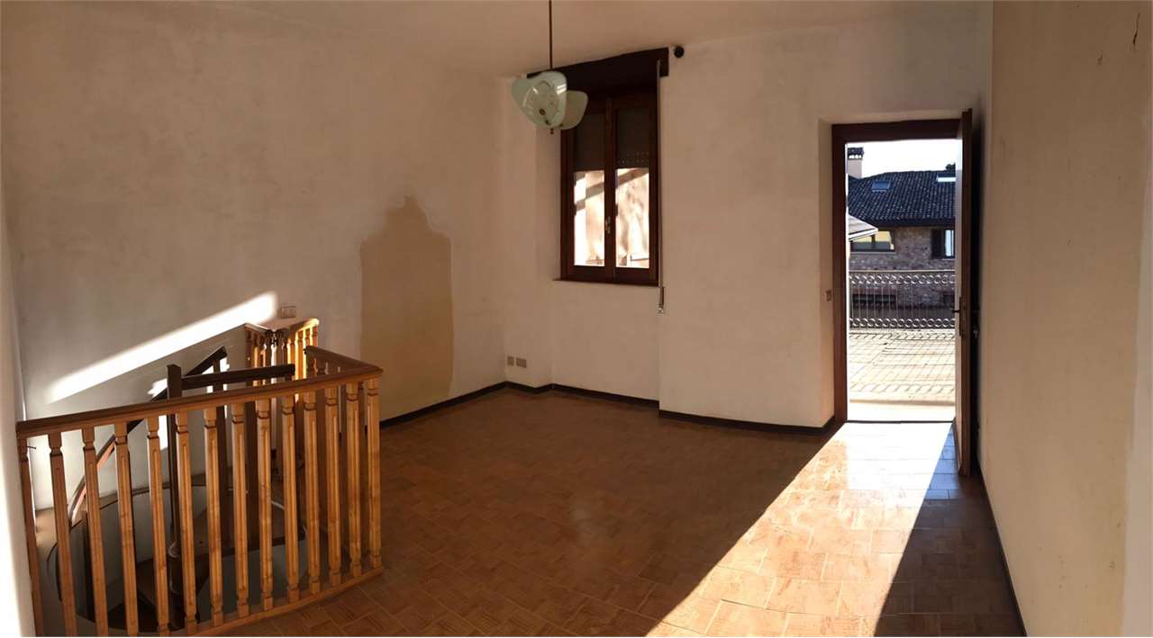 Rustico / Casale in vendita a Capiago Intimiano, 4 locali, prezzo € 45.000 | PortaleAgenzieImmobiliari.it