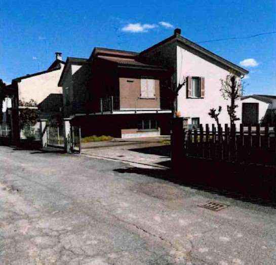 Villa in vendita a Castelvetro Piacentino, 10 locali, prezzo € 126.543 | PortaleAgenzieImmobiliari.it