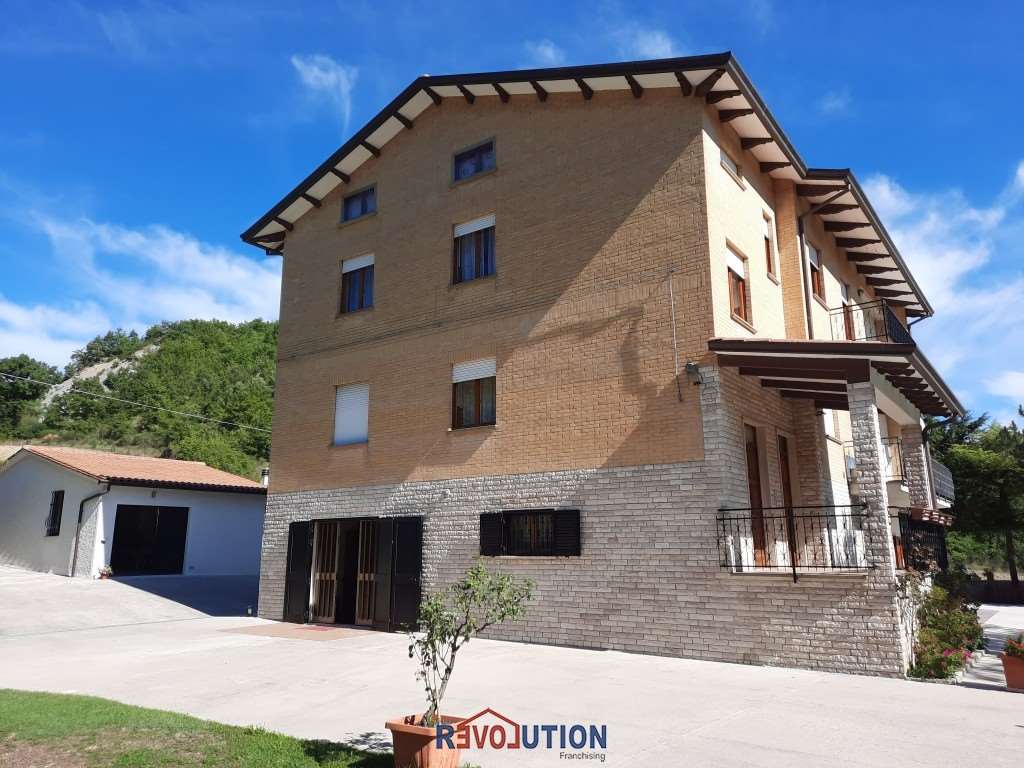 Villa in vendita a Gubbio, 10 locali, prezzo € 138.000 | PortaleAgenzieImmobiliari.it