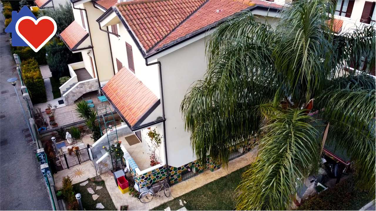 Villa in vendita a Simeri Crichi, 8 locali, zona ri Mare, prezzo € 209.000 | PortaleAgenzieImmobiliari.it