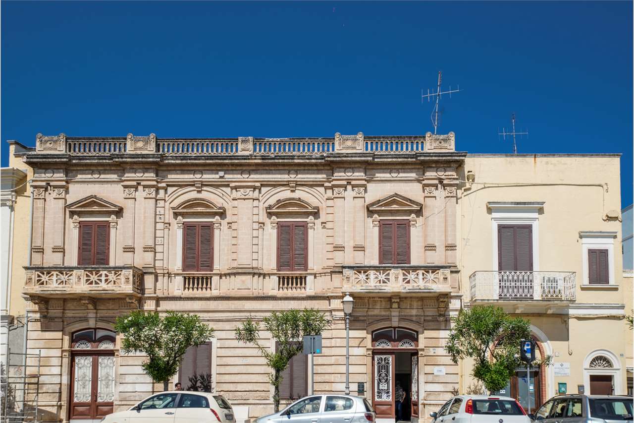 Palazzo / Stabile in vendita a Adelfia, 12 locali, prezzo € 1.150.000 | PortaleAgenzieImmobiliari.it