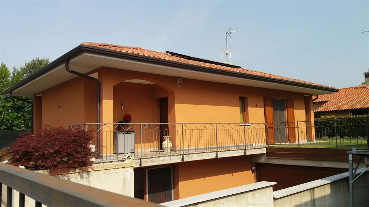 Villa in vendita a Varallo Pombia, 8 locali, prezzo € 270.000 | CambioCasa.it