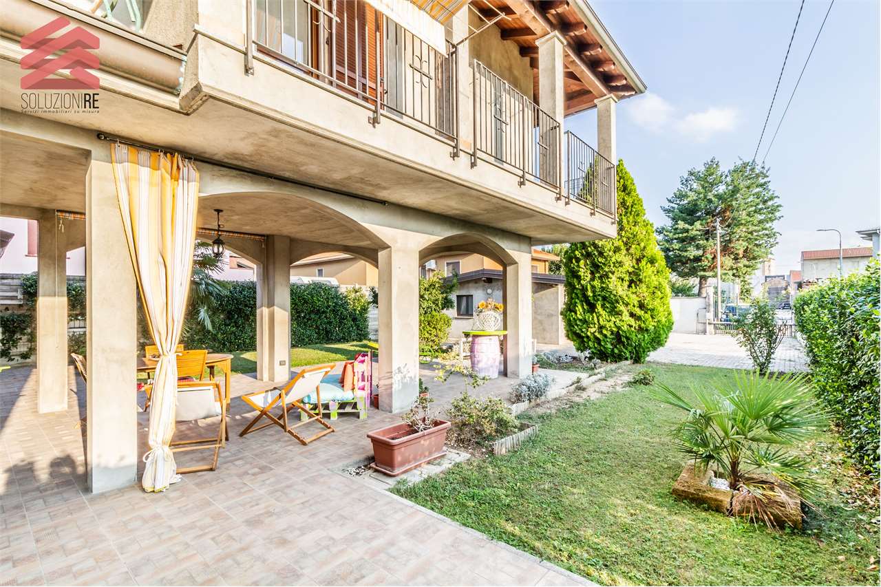 Villa in vendita a Trecate, 7 locali, prezzo € 419.000 | PortaleAgenzieImmobiliari.it