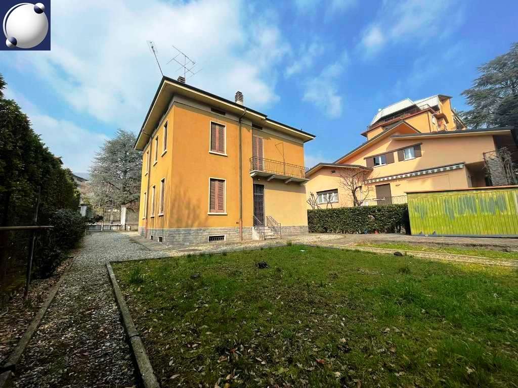 Villa in vendita a Erba, 6 locali, Trattative riservate | PortaleAgenzieImmobiliari.it