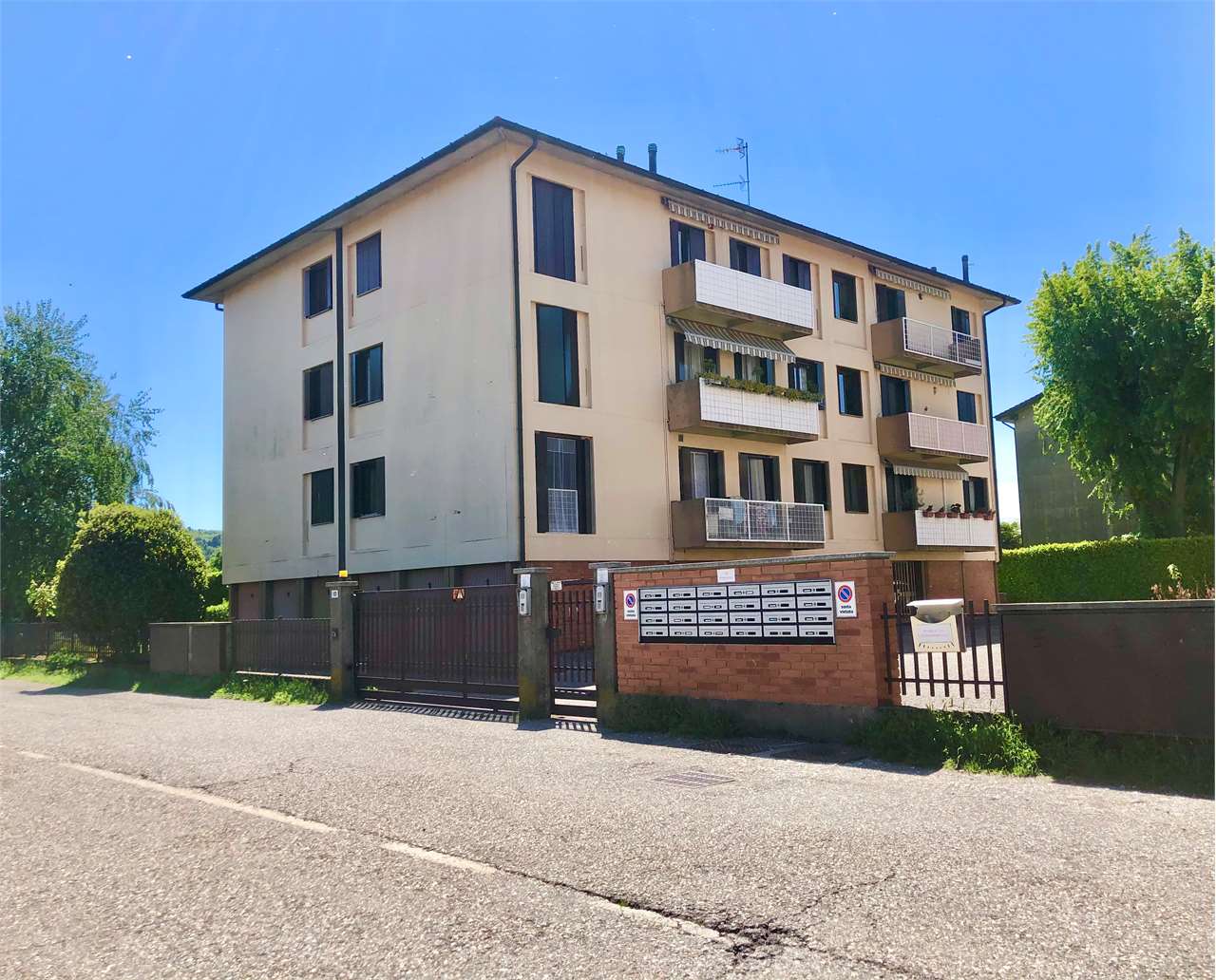 Appartamento in vendita a Angera, 4 locali, prezzo € 115.000 | CambioCasa.it