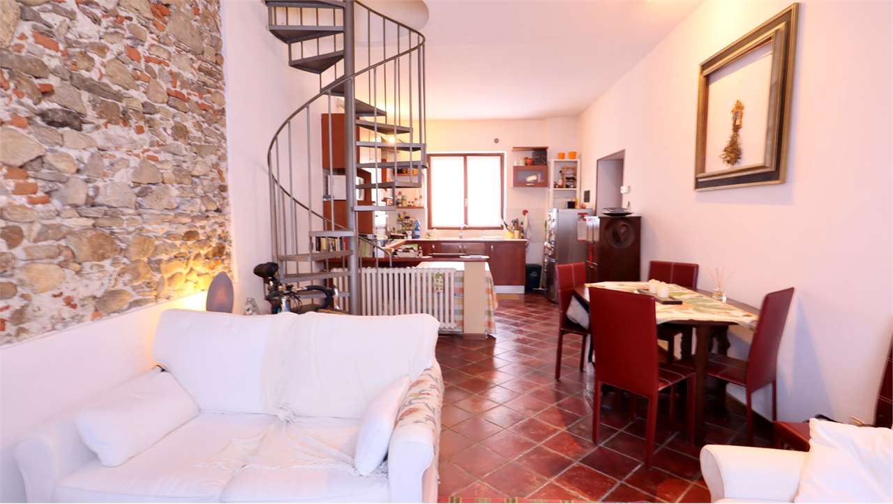 Appartamento in vendita a Ispra, 3 locali, prezzo € 135.000 | CambioCasa.it