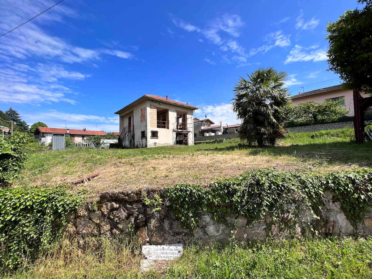 Villa in vendita a Travedona-Monate, 4 locali, prezzo € 165.000 | CambioCasa.it