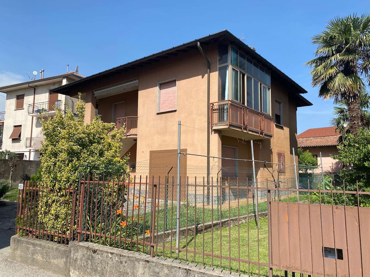 Villa in vendita a Ispra, 8 locali, prezzo € 240.000 | CambioCasa.it