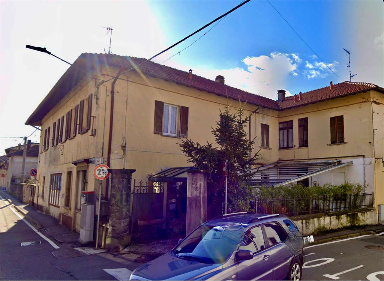 Palazzo / Stabile in vendita a Sesto Calende, 15 locali, prezzo € 230.000 | CambioCasa.it