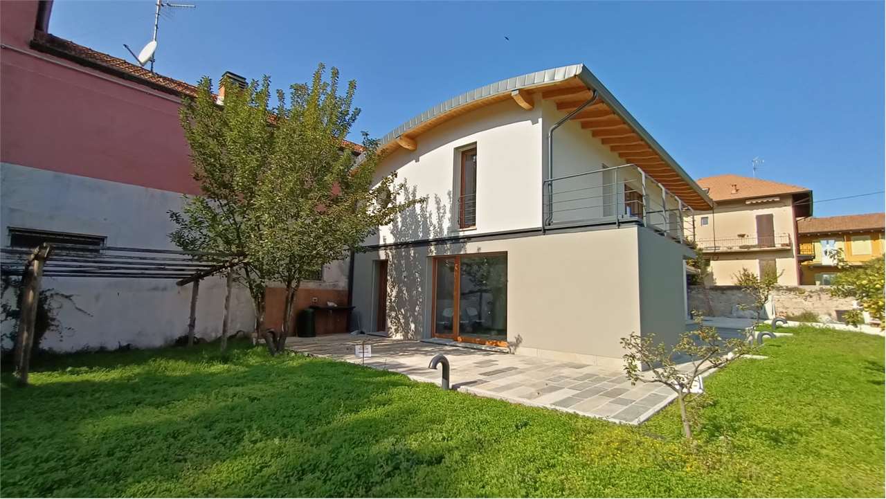 Villa in affitto a Angera, 4 locali, prezzo € 4.500 | PortaleAgenzieImmobiliari.it