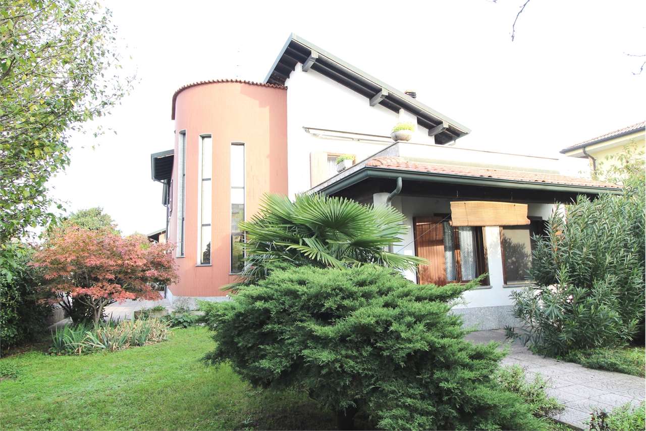 Villa in vendita a Trecate, 7 locali, prezzo € 480.000 | CambioCasa.it