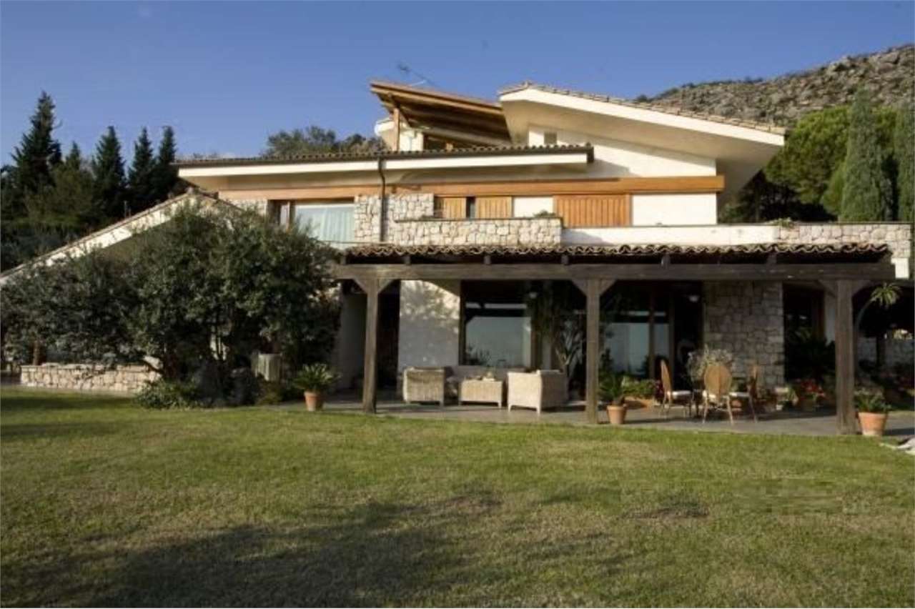 Villa in vendita a Formia, 10 locali, prezzo € 1.800.000 | PortaleAgenzieImmobiliari.it