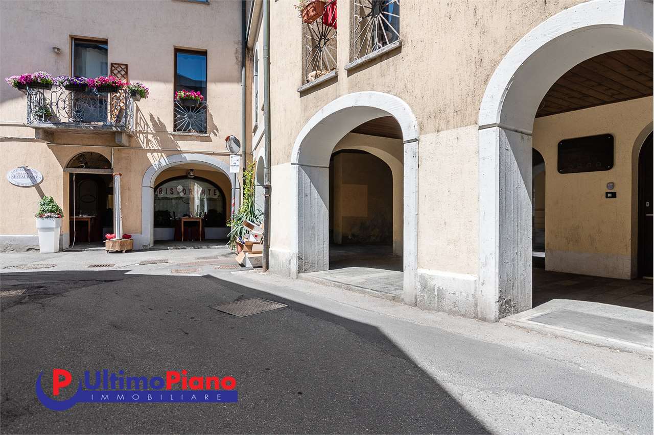 Negozio / Locale in affitto a Aosta, 6 locali, zona Zona: Centro, prezzo € 1.800 | CambioCasa.it