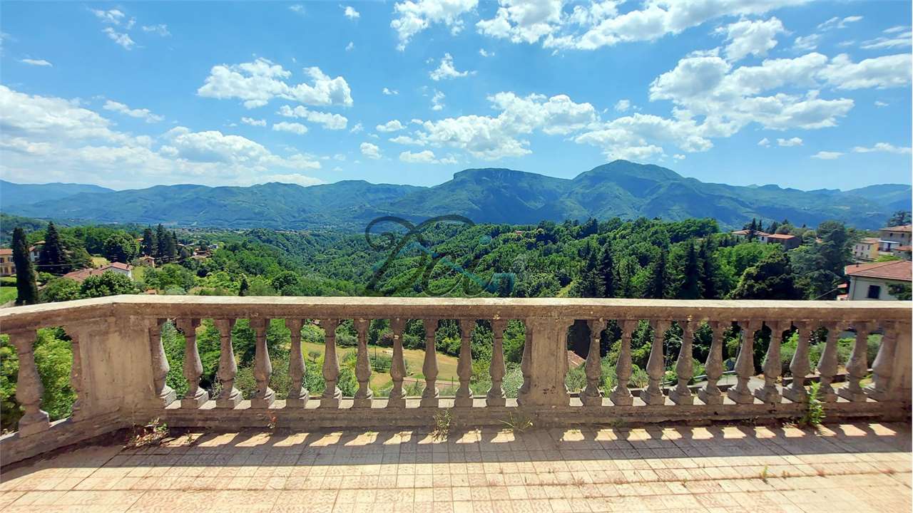 Villa in vendita a Barga, 15 locali, prezzo € 500.000 | CambioCasa.it