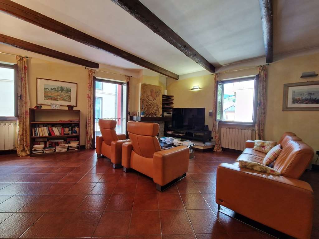 Appartamento in vendita a Omegna, 7 locali, prezzo € 260.000 | CambioCasa.it