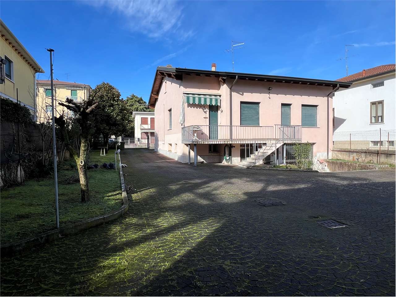 Villa in vendita a Villafranca di Verona, 17 locali, prezzo € 800.000 | PortaleAgenzieImmobiliari.it