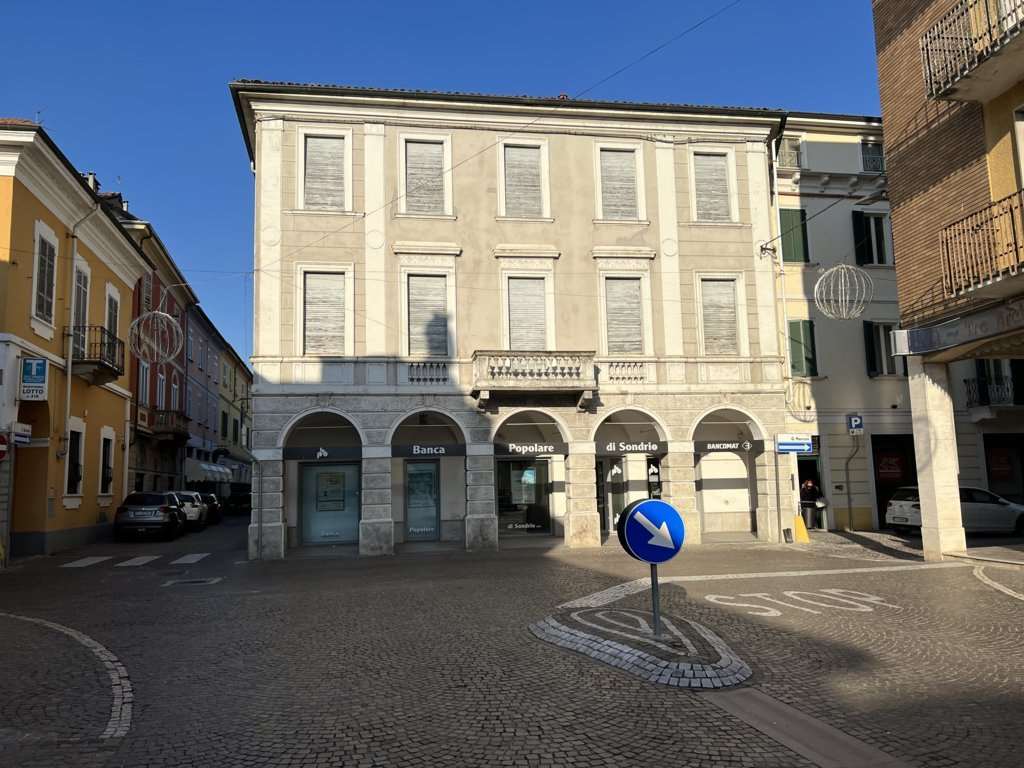 Palazzo / Stabile in vendita a Mortara, 30 locali, prezzo € 330.000 | CambioCasa.it
