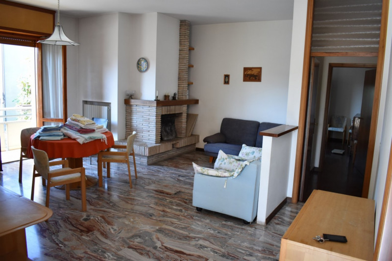 Appartamento in vendita a Pesaro, 6 locali, prezzo € 265.000 | CambioCasa.it