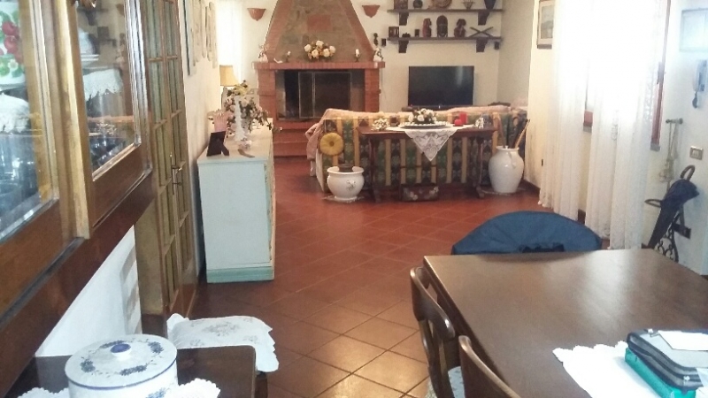 Villa in vendita a Uzzano, 9 locali, prezzo € 400.000 | CambioCasa.it
