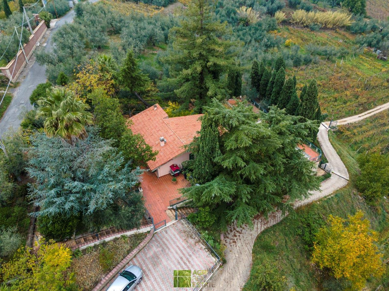 Villa in vendita a Olevano Romano, 8 locali, prezzo € 370.000 | CambioCasa.it