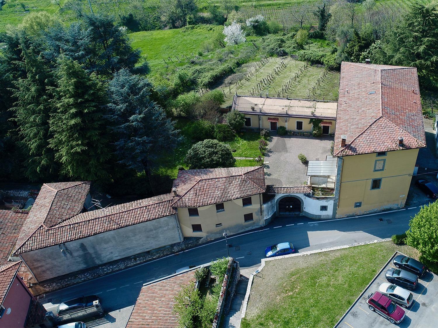 A Monticelli Brusati Villa  in Vendita
