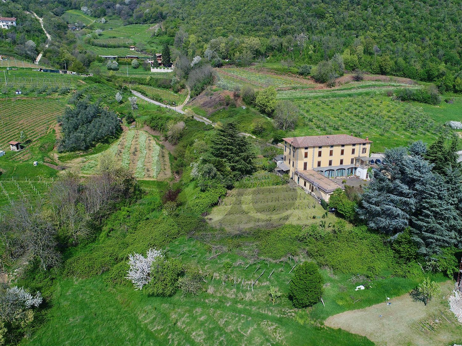 Palazzo / Stabile in vendita a Monticelli Brusati, 9 locali, Trattative riservate | PortaleAgenzieImmobiliari.it