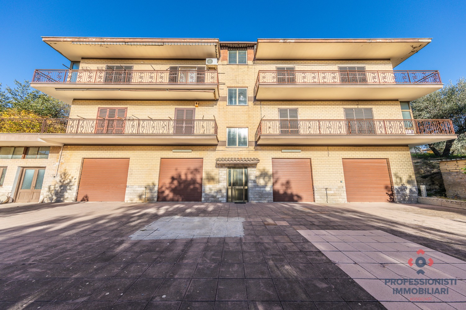 Palazzo / Stabile in vendita a Palombara Sabina, 16 locali, prezzo € 429.000 | CambioCasa.it
