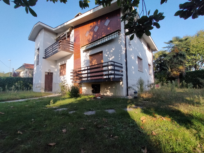 Villa Bifamiliare in vendita a Carnago, 9 locali, prezzo € 349.000 | PortaleAgenzieImmobiliari.it